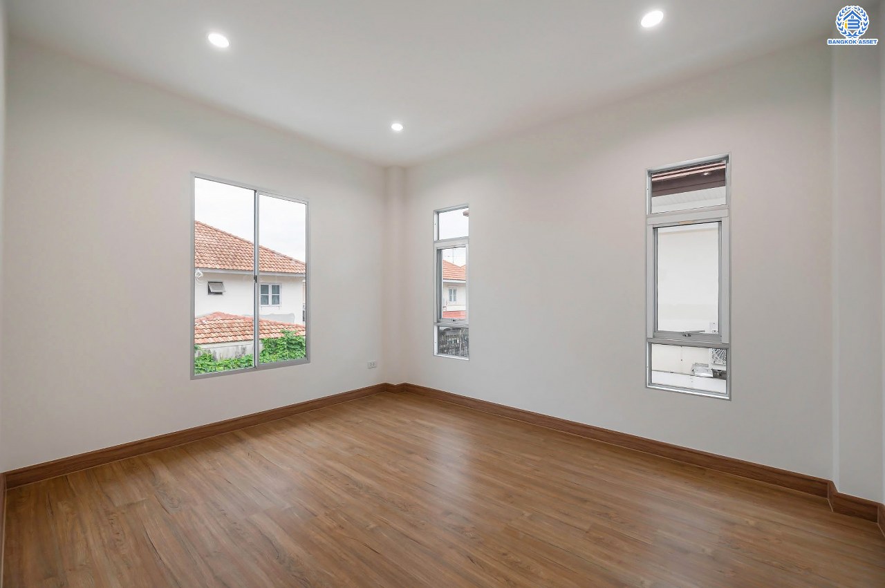 บ้านมือสองตกแต่งใหม่ โครงการ เดอะซิตี้ รัตนาธิเบศร์-แคราย เนื้อที่กว่า 62.4 ตร.ว. พื้นที่ใช้สอย 190.81 ตร.ม. พร้อมฟังก์ชัน 3 ห้องนอน 3 ห้องน้ำ จอดรถได้ 2 คัน บนทำเลศักยภาพ ติดถนนรัตนาธิเบศร์ เชื่อมต่อถนนงามวงศ์วาน, ถนนติวานนท์, ถนนเลี่ยงเมืองนนทบุรี ทำเลใจกลาง 2 เซ็นทรัล ใกล้รถไฟฟ้าสายสีม่วง "สถานีสะพานพระนั่งเกล้า" และจุดขึ้นทางด่วน "งามวงศ์วาน"